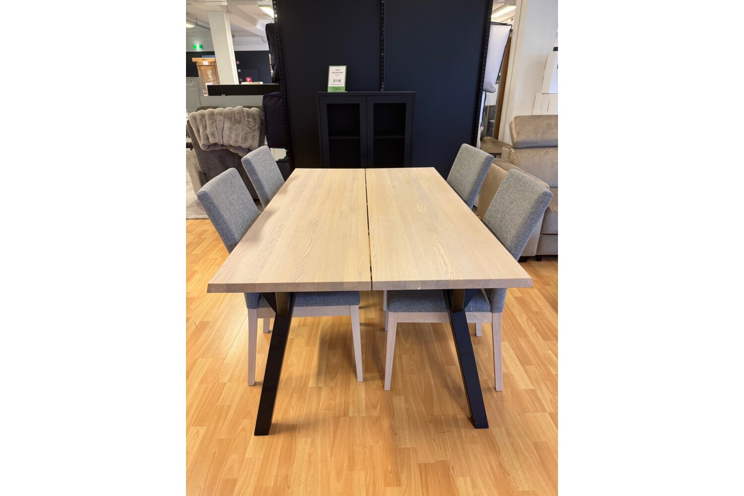 Söögilaud Ivalo / Saalinäidis