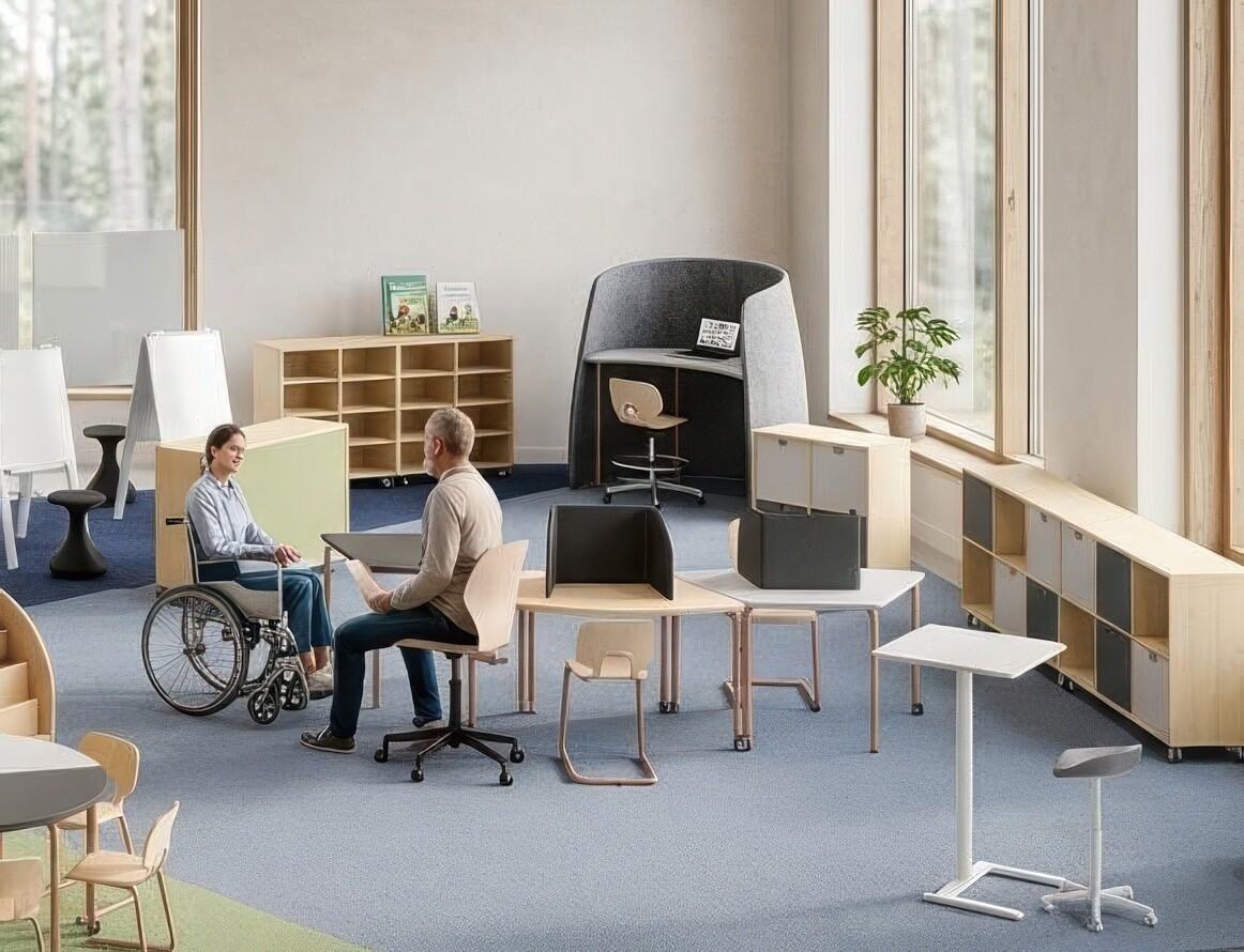 Ratastoolile ligipääsetav reguleeritava kõrgusega koolilaud kaasavas klassiruumis